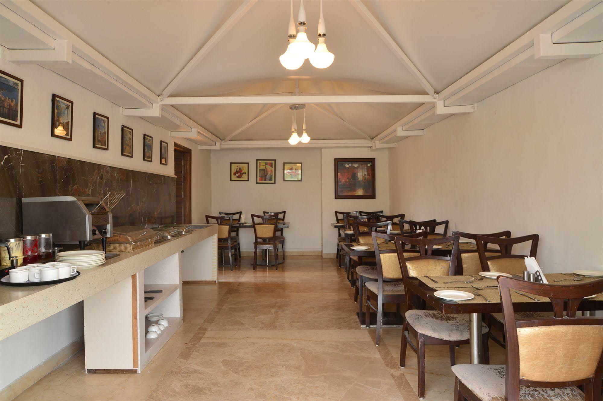 Hotel Le Roi Near New Delhi Railway Station Exterior photo